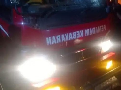 Mobil Damkar yang dirusak saat memadamkan kebakaran rumah dan kios di Desa Parado Rato, Kecamatan Parado, Kabupaten Bima, Senin (17/3/2025) malam. (Istimewa)