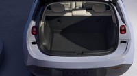 Di bagian interior, kendaraan tersebut sudah menggunakan kluster instrument digital yang terpasang di kolom kemudi, layar hiburan horizontal berukuran 12,8 inch dan pengisian daya gawai dengan teknologi nirkabel. Sayangnya, detail lainnya belum terungkap secara resmi. Foto: Doc. NIO