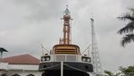 Potret Truk Tua Pengebor Tanah Jadi Menara Masjid di Indramayu