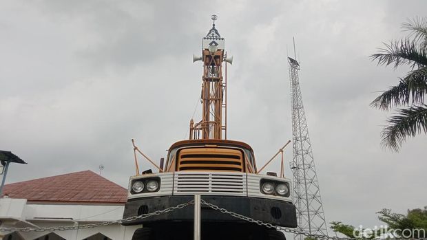Mobil tua bekas proyek air tanah tahun 1990-an di Indramayu jadi monumen dan menara masjid