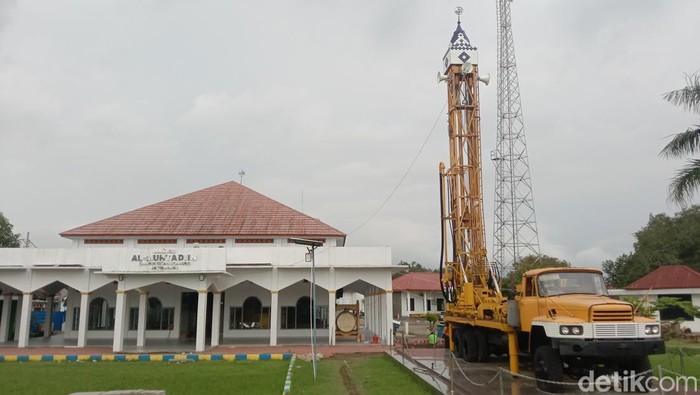 Mobil tua bekas proyek air tanah tahun 1990-an di Indramayu jadi monumen dan menara masjid