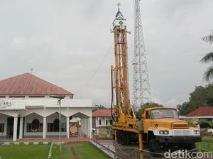 Unik, Menara Masjid di Indramayu Ini Pakai Mobil Truk Tua