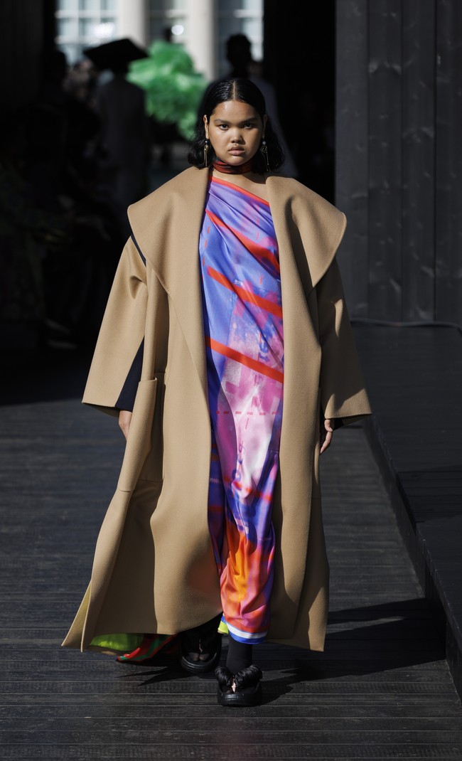 Tak hanya sekali, tapi dua kali ia eksis di London Fashion Week. Pada bulan yang sama, sosoknya kembali muncul di peragaan Roksanda Ilincic. Seperti Simone, Roksanda juga desainer favorit Putri Wales Kate Middleton. (Foto: John Phillips/BFC/Getty Images)