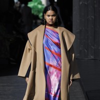 Tak hanya sekali, tapi dua kali ia eksis di London Fashion Week. Pada bulan yang sama, sosoknya kembali muncul di peragaan Roksanda Ilincic. Seperti Simone, Roksanda juga desainer favorit Putri Wales Kate Middleton. (Foto: John Phillips/BFC/Getty Images)