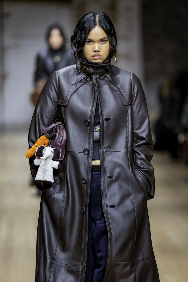 Lewat Instagram, ia mengekspresikan betapa momen tersebut sangat berarti baginya. Still taking it all in, my NYFW debut for @coach The kindest team, the most magical energy, and a show that felt like a dream from start to finish. Truly one of the best I’ve ever walked for. Grateful and heart is full, tulisnya. (Foto: Victor VIRGILE/Gamma-Rapho via Getty Images)