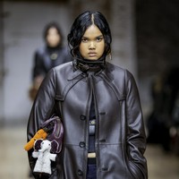 Lewat Instagram, ia mengekspresikan betapa momen tersebut sangat berarti baginya. Still taking it all in, my NYFW debut for @coach The kindest team, the most magical energy, and a show that felt like a dream from start to finish. Truly one of the best I’ve ever walked for. Grateful and heart is full, tulisnya. (Foto: Victor VIRGILE/Gamma-Rapho via Getty Images)