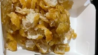 Cara makan nugget ini terlihat tak lazim karena bukan digigit langsung atau dipotong, melainkan dilepas satu per satu dari kulitnya. Foto: BuzzFeed