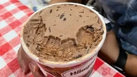Istri ini tak terima dengan cara makan es krim suaminya. Ia bahkan menyebutnya sebagai binatang karena es krim digigit seperti ini. Foto: BuzzFeed