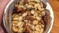Seharusnya mixed nuts berisi kacang-kacangan yang bisa langsung dimakan tanpa perlu dikupas. Namun suami netizen ini iseng mencampurkan pistachio dengan cangkangnya. Foto: BuzzFeed
