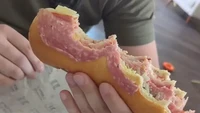 Hmmm... Suami netizen ini merasa cara makan sandwich-nya tidak ada yang salah. Bagaimana menurutmu? Foto: BuzzFeed
