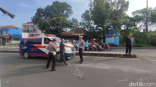 Olah TKP dan rekontruksi kecelakaan di Simpang Rindam, Jalan Gatot Subroto, Sanggulan, Kecamatan Kediri, Tabanan, Bali, Selasa (18/3/2025). (Foto: Firizqi Irwan/detikBali)