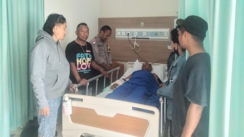 Oskar Lolu, pria yang digigit buaya di Danau Tuadale saat menjalani perawatan di RSUP Ben Mboi Kupang. (Foto: Dok. Polsek Kupang Barat)