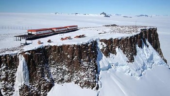 Mayat bertebaran: Sisa manusia tertua yang ditemukan di benua beku tersebut diyakini berusia sekitar 175 tahun, tengkorak dan tulang paha milik seorang wanita Chili berusia 20-an. Chili sebagai negara terdejat berjarak lebih dari ratusan kilometer dari lokasi tulang-tulang tersebut, menimbulkan banyak pertanyaan. Ekspedisi penjelajah Inggris Robert Falcon Scott tahun 1912 terdampar badai salju. Salah satu anggota, Lawrence Oates, meninggalkan tenda dan tak pernah kembali. Di 1982, tiga penjelajah terdampar di sebuah pulau setelah es tidak stabil. Mereka tak pernah ditemukan. Masih banyak cerita lain tentang jasad yang kemungkinan hilang selamanya. Foto: Guardian