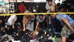Pedagang Kais Sisa-sisa Barang Pascakebakaran Pasar Poncol