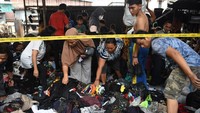 Pedagang dibantu warga mengumpulkan barang dagangan yang masih bisa dimanfaatkan usai kebakaran melanda Pasar Poncol di Kawasan Bungur, Jakarta Pusat, Selasa (18/3/2025).