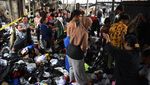 Pedagang Kais Sisa-sisa Barang Pascakebakaran Pasar Poncol
