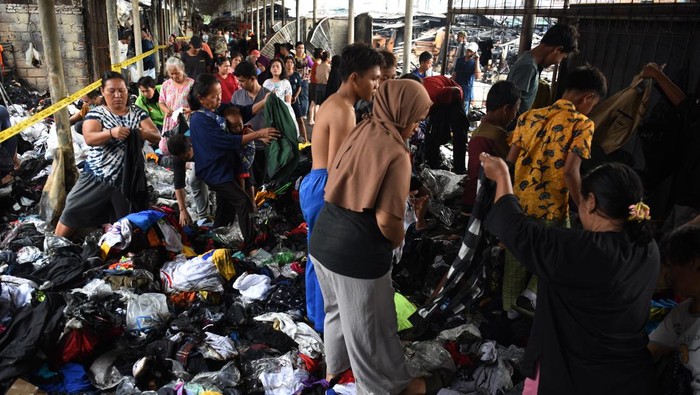 Pedagang dibantu warga mengumpulkan barang dagangan yang masih bisa dimanfaatkan usai kebakaran melanda Pasar Poncol di Kawasan Bungur, Jakarta Pusat, Selasa (18/3/2025). Kebakaran yang menghanguskan sekitar 35 unit kios di pasar tersebut diduga terjadi akibat korsleting listrik. ANTARA FOTO/Indrianto Eko Suwarso/Spt.
