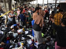 Pedagang Kais Sisa-sisa Barang Pascakebakaran Pasar Poncol