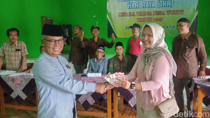 Pembagian THR di Desa Wunut, Kecamatan Tulung, Klaten, Selasa (18/3/2025).