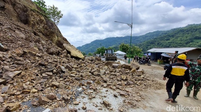 Pembersihan material longsoran menggunakan loader di jalan baru Clongop, Gedangsari, Gunungkidul, Selasa (18/3/2025).