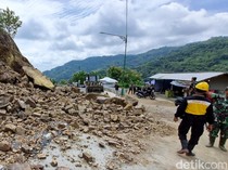 Loader Mulai Bersihkan Material Longsor di Jalan Baru Clongop