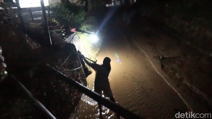 Cahaya lampu sederhana menerangi seorang pria di bawah jembatan kawasan PDAM, Tarakan Barat. Di tengah hening malam Ramadan, pria berambut ikal itu tampak memindahkan pasir dari sungai ke tumpukan setinggi dadanya.