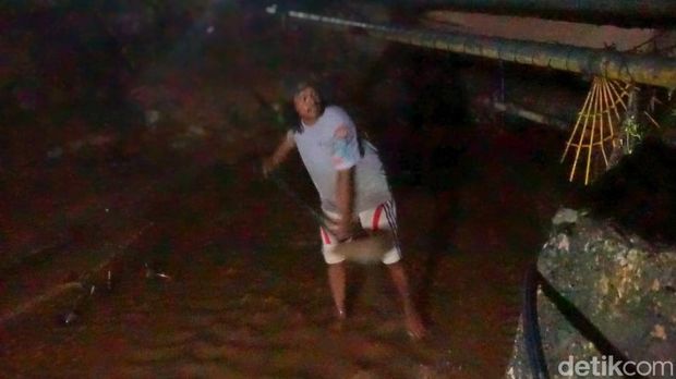 Cahaya lampu sederhana menerangi seorang pria di bawah jembatan kawasan PDAM, Tarakan Barat. Di tengah hening malam Ramadan, pria berambut ikal itu tampak memindahkan pasir dari sungai ke tumpukan setinggi dadanya.