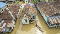 Pemkab Muaro Jambi mencatat sebanyak tujuh desa di Kecamatan Taman Rajo terisolasi akibat banjir setinggi 1 meter lebih yang menggenangi akses jalan. 