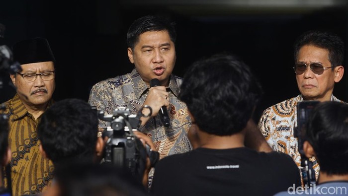 Menteri Perumahan dan Kawasan Permukiman (PKP) Maruarar Sirait (tengah) memberikan keterangan disaksikan Menteri Sosial Syaifullah Yusuf (kiri) dan Wakil Ketua KPK Johanis Tanak (kanan) usai pertemuan di Jakarta, Selasa (18/3/2025). Pertemuan tersebut membahas langkah-langkan pencegahan tindak pidana korupsi dalam program perumahan untuk rakyat.