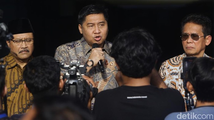 Menteri Perumahan dan Kawasan Permukiman (PKP) Maruarar Sirait (tengah) memberikan keterangan disaksikan Menteri Sosial Syaifullah Yusuf (kiri) dan Wakil Ketua KPK Johanis Tanak (kanan) usai pertemuan di Jakarta, Selasa (18/3/2025). Pertemuan tersebut membahas langkah-langkan pencegahan tindak pidana korupsi dalam program perumahan untuk rakyat.