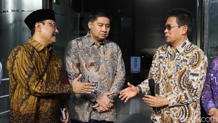 Menteri Perumahan dan Kawasan Permukiman (PKP) Maruarar Sirait (tengah) memberikan keterangan disaksikan Menteri Sosial Syaifullah Yusuf (kiri) dan Wakil Ketua KPK Johanis Tanak (kanan) usai pertemuan di Jakarta, Selasa (18/3/2025). Pertemuan tersebut membahas langkah-langkan pencegahan tindak pidana korupsi dalam program perumahan untuk rakyat.