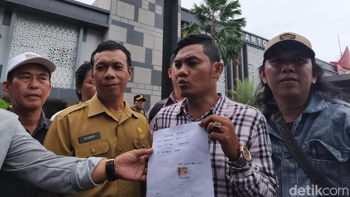 Pendemo jalan rusak di wilayah Gandus kembali tuntut perbaikan.