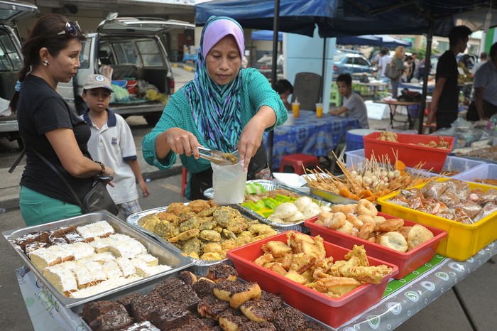 Penjual makanan di bazar Ramadan