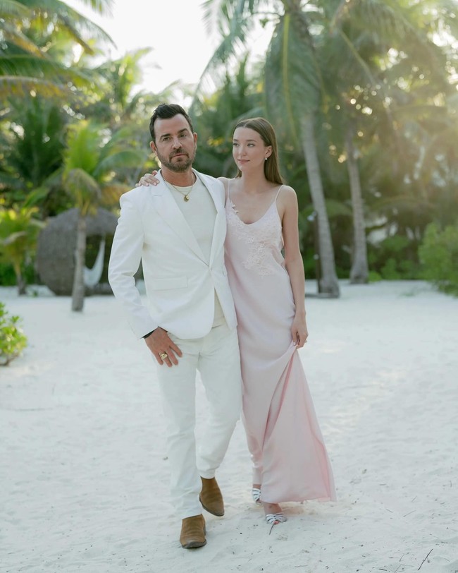 . “Sejak awal kami ingin menikah di tepi pantai tetapi ketika kami bangun pada Sabtu pagi, angin bertiup sangat kencang dan pasir beterbangan. Kami mengubah upacaranya ke sebuah teluk terpencil. Laut masih terlihat tetapi kami berlindung di bawah naungan pohon palem,” ujar Nicole. Foto: Instagram @voguemagazine