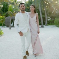 . “Sejak awal kami ingin menikah di tepi pantai tetapi ketika kami bangun pada Sabtu pagi, angin bertiup sangat kencang dan pasir beterbangan. Kami mengubah upacaranya ke sebuah teluk terpencil. Laut masih terlihat tetapi kami berlindung di bawah naungan pohon palem,” ujar Nicole. Foto: Instagram @voguemagazine