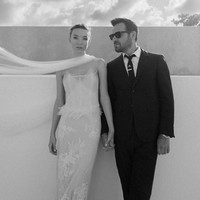 Dalam potret yang diambil fotografer pernikahan Corbin Gurkin, pengantin baru yang terpaut 23 tahun itu terlihat sumringah di hari bahagia mereka. Keduanya diketahui melangsungkan pernikahan di Meksiko. Foto: Instagram @voguemagazine