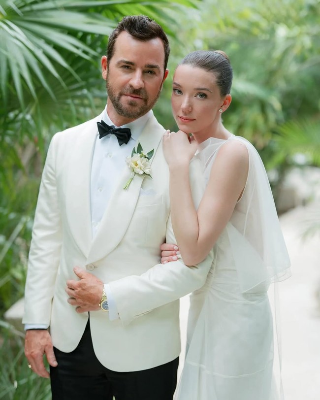 Aktor Justin Theroux baru saja mempersunting Nicole Brydon Bloom. Sempat disebut menikah secara diam-diam, fotografer akhirnya merilis serangkaian foto hari bahagia mereka.Foto: Instagram @djquintero