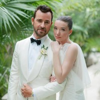 Aktor Justin Theroux baru saja mempersunting Nicole Brydon Bloom. Sempat disebut menikah secara diam-diam, fotografer akhirnya merilis serangkaian foto hari bahagia mereka.Foto: Instagram @djquintero