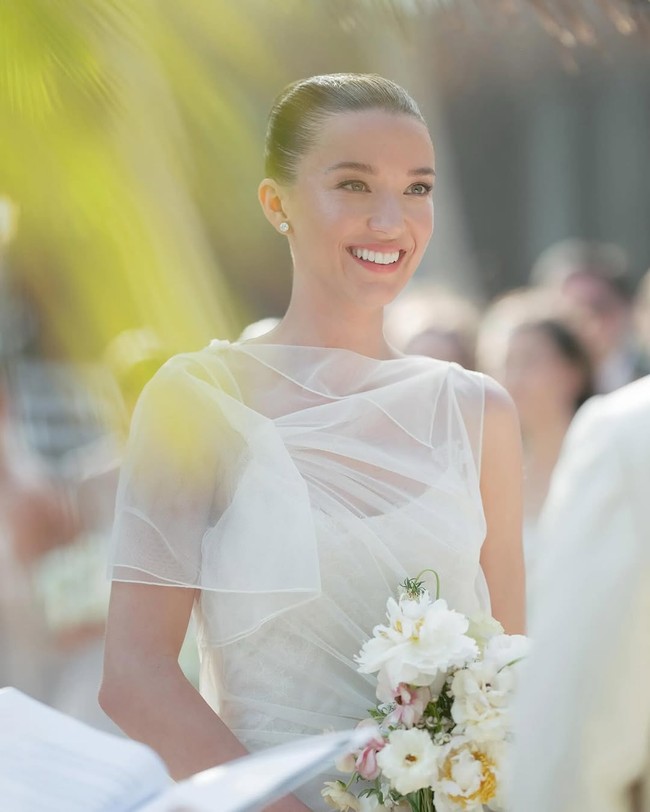 Di hari pernikahannya, Nicole yang bermain dalam serial Paradise tersebut tampil cantik mengenakan setelan dari brand Victoria Beckam. Foto: Instagram @djquintero