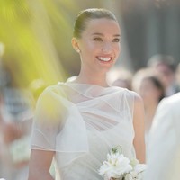 Di hari pernikahannya, Nicole yang bermain dalam serial Paradise tersebut tampil cantik mengenakan setelan dari brand Victoria Beckam. Foto: Instagram @djquintero