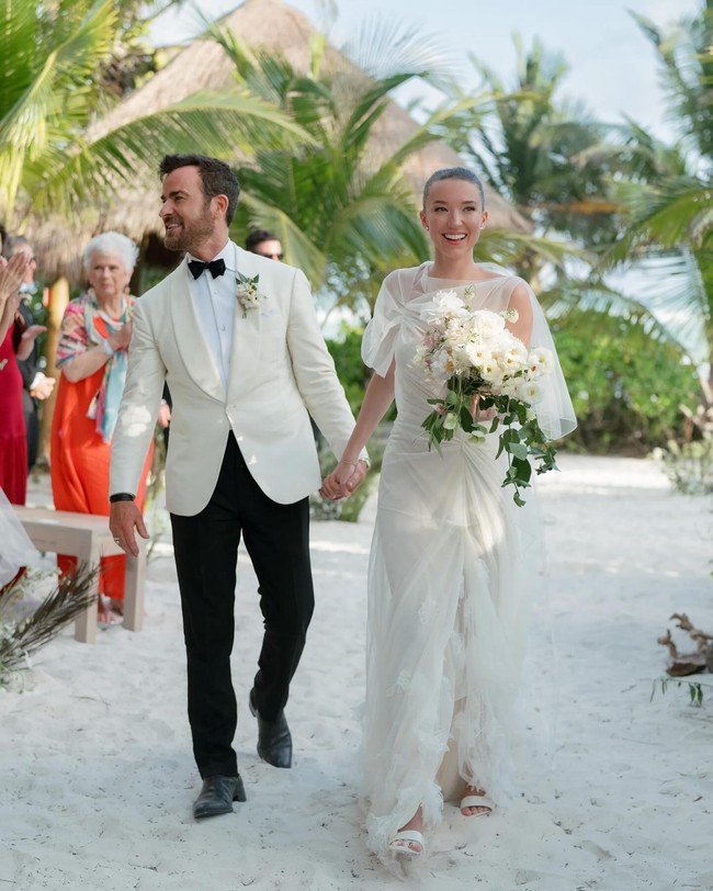Pemberkatan pernikahan penulis naskah Tropic Thunder bersama sang istri baru dilakukan pada Sabtu dekat pantai. Foto: Instagram @djquintero