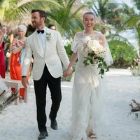Pemberkatan pernikahan penulis naskah Tropic Thunder bersama sang istri baru dilakukan pada Sabtu dekat pantai. Foto: Instagram @djquintero