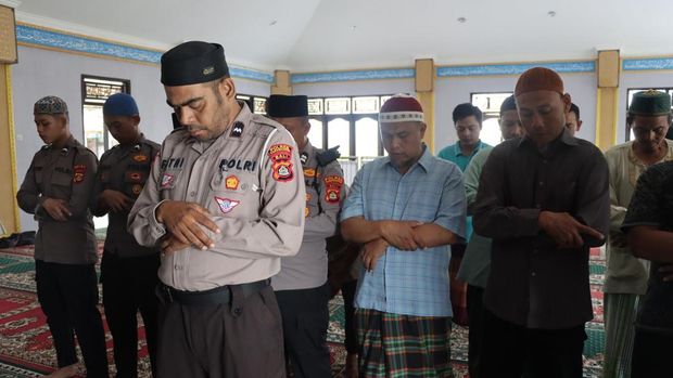 Personel Polda Bali dan jajaran menggelar salat gaib dan doa bersama untuk 3 polisi yang tewas ditembak di Way Kanan, Lampung, Selasa (18/3/2025).