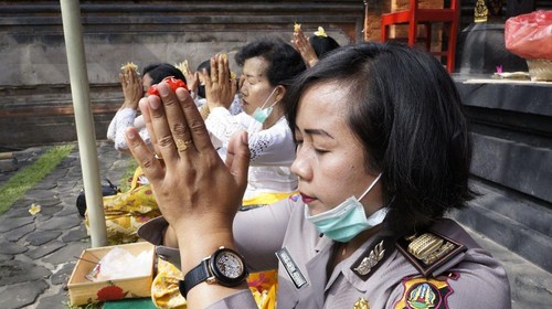 Personel Polda Bali dan jajaran menggelar salat gaib dan doa bersama untuk 3 polisi yang tewas ditembak di Way Kanan, Lampung, Selasa (18/3/2025).