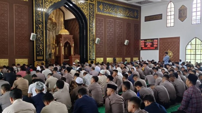 Personel Polda Jatim salat gaib untuk 3 polisi yang gugur ditembak di Lampung