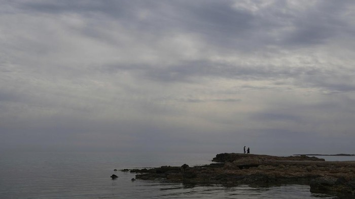Pesona Pulau di Mediterania yang Cantik People enjoy the hot weather in the sea in Ayia Napa resort, in the easter Mediterranean island of Cyprus, Monday, March 17, 2025. (AP Photo/Petros Karadjias)