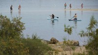 Dipersatukan perairan yang maha biru, pulau ini memiliki pemandangan yang spektakuler.