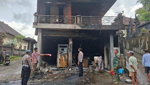 Petugas meninjau ruko kebakaran di Tabanan, Selasa (18/3/2025).