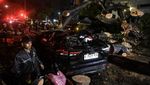Pohon Tumbang Timpa Mobil di Kebon Sirih, Dua Orang Terjebak