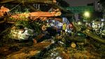 Pohon Tumbang Timpa Mobil di Kebon Sirih, Dua Orang Terjebak